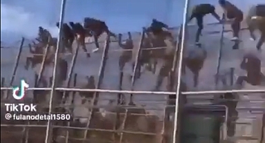 İspanya'nın Kuzey Afrika'daki Toprağı Ceuta Sınırındaki Tellerden Atlayan Zenci Kaçak Göçmenler Kameraya Yansıdı