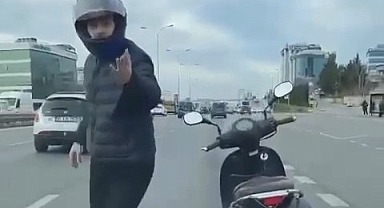 İstanbul'da İki Motosikletli, Eşi ve Bebeği İle Trafikte İlerleyen Sürücünün Önünü Keserek Aracını Yumrukladı
