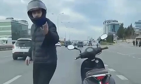 İstanbul'da İki Motosikletli, Eşi ve Bebeği İle Trafikte İlerleyen Sürücünün Önünü Keserek Aracını Yumrukladı