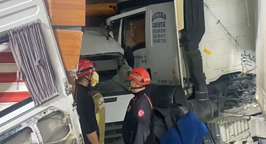 İzmir'de Fabrika İşçilerinin Taşındığı Servis Minibüsü ile Tır Çarpıştı: 3 Ölü, 14 Yaralı