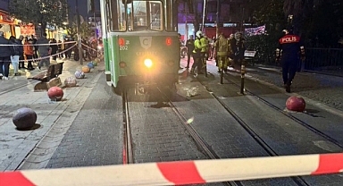 Kadıköy'de 4 Yaşındaki Torununu Kurtarmak İsteyen Yaşlı Kadın Tramvayın Altında Kalarak Hayatını Kaybetti