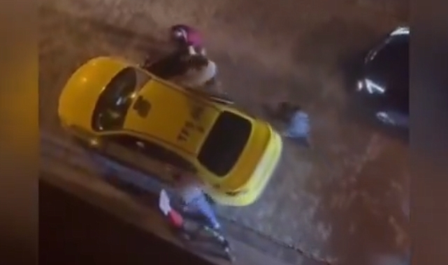 Kadıköy'de Bir Şahıs Kardeşi Olduğunu İddia Ettiği Kadını Yol Ortasında Darp Etti: Çevredekilere, 'Karışmayın Namus Meselesi' Dedi