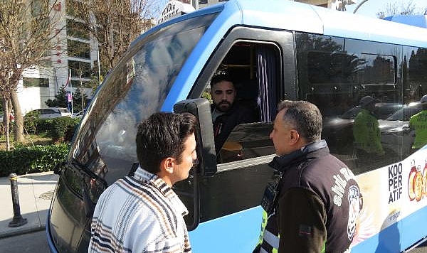 Kadıköy'de Polis Yolcu Gibi Minibüse Bindi: Minibüsçülere Ceza Yağdı