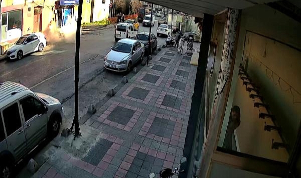 Kağıthane'de Tekel Bayi Önüne Patlayıcı Atıp Kaçtılar: Tekel Bayinden Çıkan Kişi, Arkalarından Havaya Defalarca Ateş Açtı