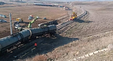Kırıkkale'de Yük Treni Raydan Çıkarak Devrildi: 2 Yaralı