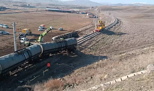 Kırıkkale'de Yük Treni Raydan Çıkarak Devrildi: 2 Yaralı