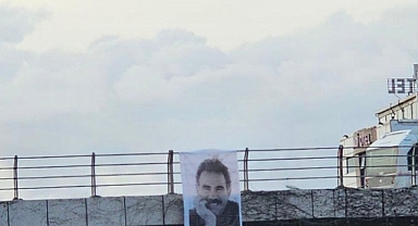 Kürtçü DEM Militanları, Adana'da Köprüye Bebek Katili Öcalan'ın Posterini Astı