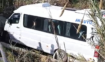 Mersin'de Otomobille Çarpışan Yolcu Minibüsü Dereye Yuvarlandı: 1 Ölü, 13 Yaralı