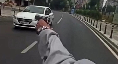 Motosikletli Maganda Havaya Ateş Etti: 8 Saattir Trafiği Tehlikeye Sokmuyorum Notuyla Paylaştı