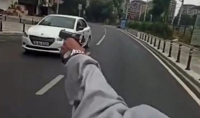 Motosikletli Maganda Havaya Ateş Etti: 8 Saattir Trafiği Tehlikeye Sokmuyorum Notuyla Paylaştı
