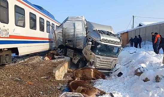 Muş’ta Yolcu Treni, TIR’a Çarptı: 2 Ölü, 2 Yaralı