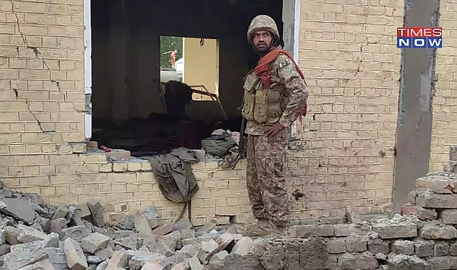 Pakistan'da Karakola Saldırı: 10 Polis Öldürüldü