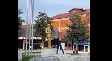 Sakarya Akyazı'da Bir Meczup Elindeki Baltayla Atatürk Büstünü Parçalamaya Çalıştı