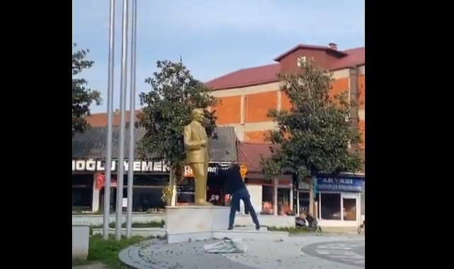 Sakarya Akyazı'da Bir Meczup Elindeki Baltayla Atatürk Büstünü Parçalamaya Çalıştı
