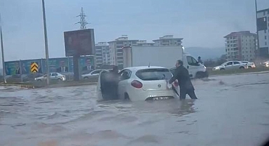 Şanlıurfa'da Sağanak Yağış Hayatı Felç Etti
