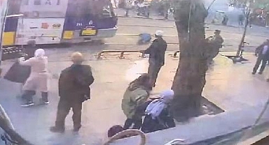Sultanahmet'te Tramvay Bir Yayaya Çarptı: O Anlar Güvenlik Kamerasına Yansıdı