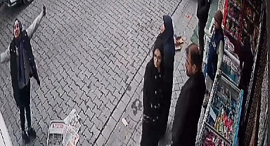 Sultangazi'de Park Yeri Tartışmasına Giren Kadın Ortalığı Birbirine Katıp Kameralara El Salladı