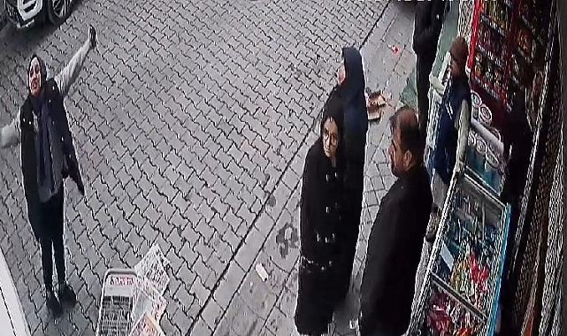 Sultangazi'de Park Yeri Tartışmasına Giren Kadın Ortalığı Birbirine Katıp Kameralara El Salladı
