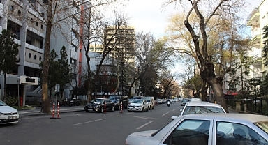 Tunalı’da Bir Kafeye Araç Girdi