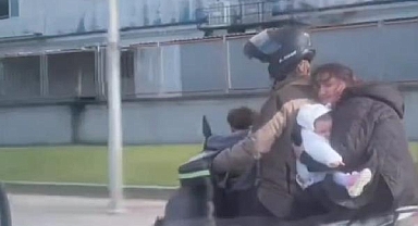 Ümraniye'de Motosiklet Üzerinde Tehlikeli Aile Seyahati: 2'si Çocuk 4 Kişi Bindiler