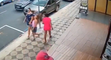 Yolda Çocuğa Saldıran Meczup, Bir Adam Tarafından Etkisiz Hale Getirildi