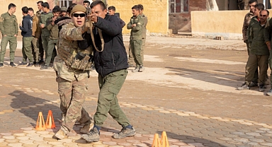 ABD Askerleri, Kürtçü Terör Örgütü PKK/YPG'li Teröristleri Eğitmeye Devam Ediyor