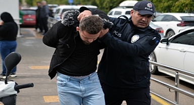 Adana'da Otobüsteki Bir Genç Kızı Taciz Eden Sapığı Yolcular Dövdü, Sonra da Polise Teslim Etti
