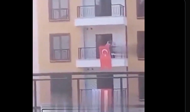 Adıyaman'da Mübarek Türk Bayrağını Yere Atanların Deprem Konutlarını Teslim Alanlar Değil Görevliler Olduğu Ortaya Çıktı