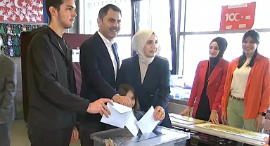AKP İBB Adayı Murat Kurum, Eşi Şengül Kurum'la Birlikte Oy Kullandı 