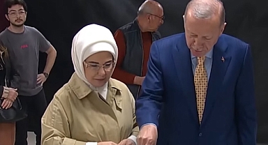 AKP'li Cumhurbaşkanı Erdoğan Eşiyle Birlikte Oyunu Kullandı: Bu Seçim Yeni Bir Dönemin Başlangıcı