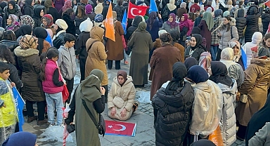 AKP'li Cumhurbaşkanı Erdoğan'ın Elazığ'daki Mitinginde Bir Kadın, Mübarek Türk Bayrağını Yere Koyarak Namaz Kıldı