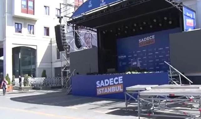 AKP'liler Seçim Sonuçlarından Sonra Hüsrana Uğradı: Kağıthane'deki İl Başkanlığı Binası Önüne Kurulan Sahnede Seçim Sonuçlarının İzlendiği Televizyon Ekranı Kapatıldı