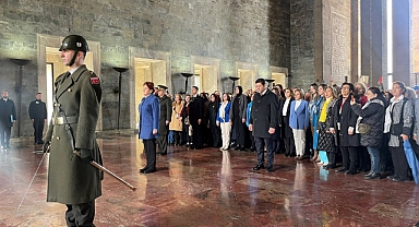 Akşener, İYİ Partili Kadınlarla Anıtkabir'i Ziyaret Etti 