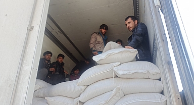 Amasya'da Mercimek Yüklü Tırın Dorsesinde 40 Kaçak Göçmen Yakalandı