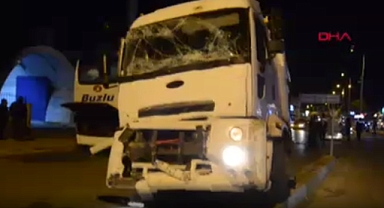 Antalya'da Otobüsle Kamyon Çapıştı: 4 Yaralı 