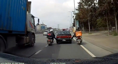 Avcılar'da Motosikletliler Yakıtı Biten Otomobili İterek Akaryakıt İstasyonuna Götürdü