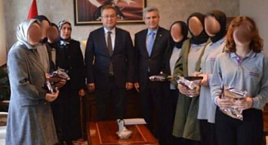 Derince İlçe Milli Eğitim Müdürlüğü, Yarışmada Üçüncü Olan İmam Hatipli Kızların Yüzlerini Sansürledi 