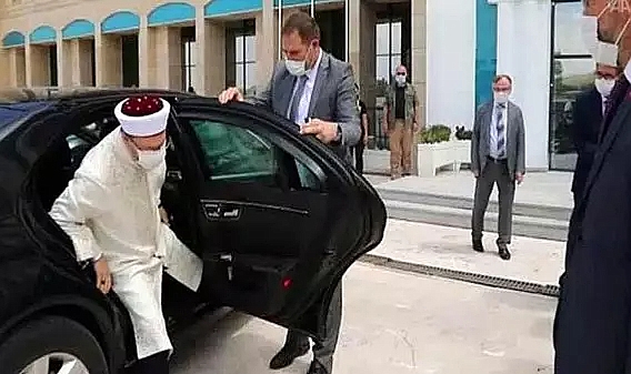 Diyanet Doymuyor: Başkan Yardımcıları 'Biz Neden Passat’a Biniyoruz?' Diyerek Daha Lüks Araç İstedi İddiası