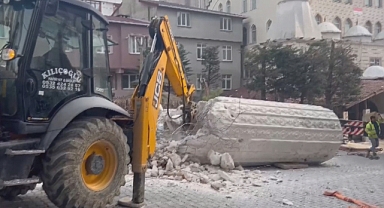 Esenyurt'ta Güçlendirme Çalışması Yapılan Caminin Minaresi Devrildi: Evler Zarar Gördü