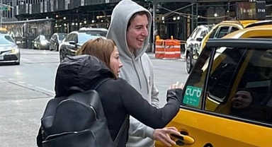 Firari Eylem Tok ve Cani Oğlu New York'ta Gülerek Taksiye Binerken Görüntülendi