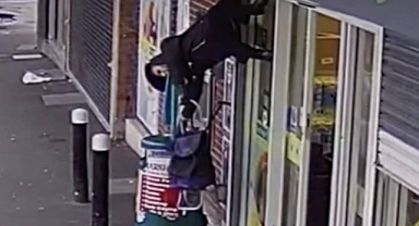 Galler'de Yaşlı Kadın Mağazanın Kepenklerine Takılınca Havalandı: 'Süper Anne' Lakabını Kazandı