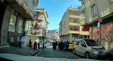 Gaziosmanpaşa'da Yol Tartışması Yaşadığı Taksinin Camını Yumruk Atarak Kırdı