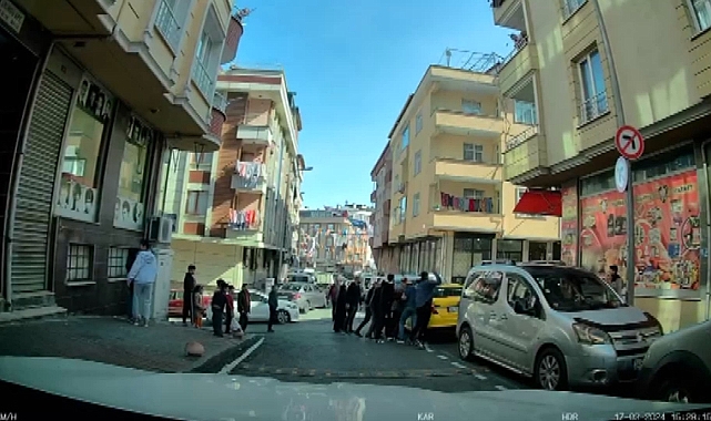 Gaziosmanpaşa'da Yol Tartışması Yaşadığı Taksinin Camını Yumruk Atarak Kırdı