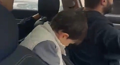 Gaziosmanpaşa'da Yol Verme Kavgasında Minibüsçü, İçerisinde Çocuk Olan Araca Sopa ile Saldırdı