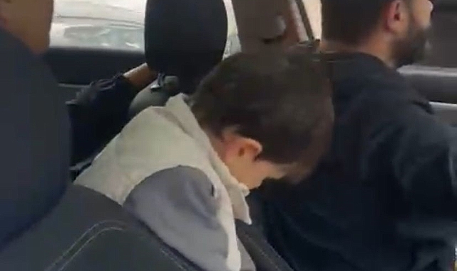 Gaziosmanpaşa'da Yol Verme Kavgasında Minibüsçü, İçerisinde Çocuk Olan Araca Sopa ile Saldırdı