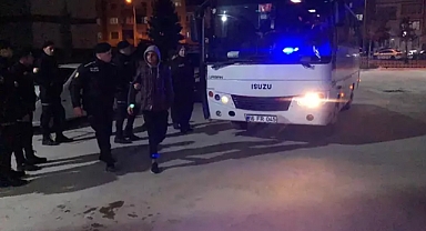 İnegöl'de Bir Apartmanda Suriyeli 30 Kaçak Göçmen Yakalandı 