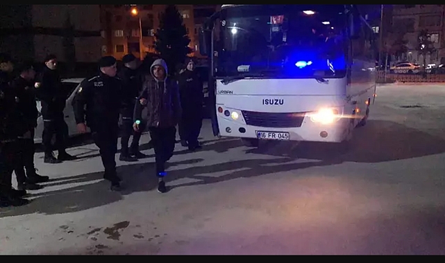 İnegöl'de Bir Apartmanda Suriyeli 30 Kaçak Göçmen Yakalandı