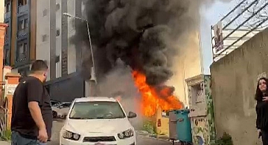 İstanbul Beyoğlu'nda Sigara İçen Çocukların İzmaritinden Çıkan Yangında 4 Araç Yandı 