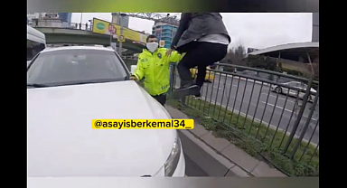 İstanbul'da Bir Şahıs Kendisine Korna Çalan Aracın Önünü Kesti: Trafik Polisine Emniyetten Olduğunu Söyleyerek Diğer Sürücüyü Darp Etmeye Çalıştı