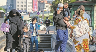İstanbul'da Yabancı Uyrukluların Sınır Dışı Edilmelerini Sahte Belgelerle Engelleyen Şüphelilere Operasyon: 24 Gözaltı